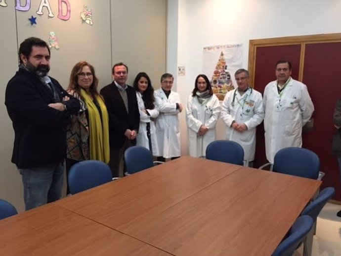Luna (izda.) con los profesionales sanitarios en Villafranca