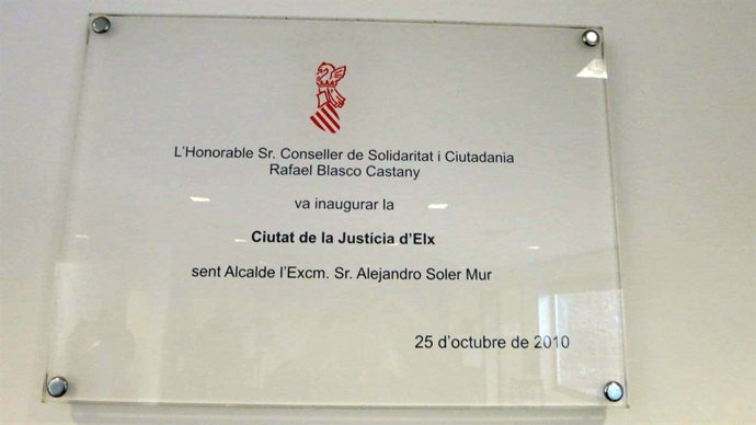 Placa que pide el alcalde de Elche que sea retirada