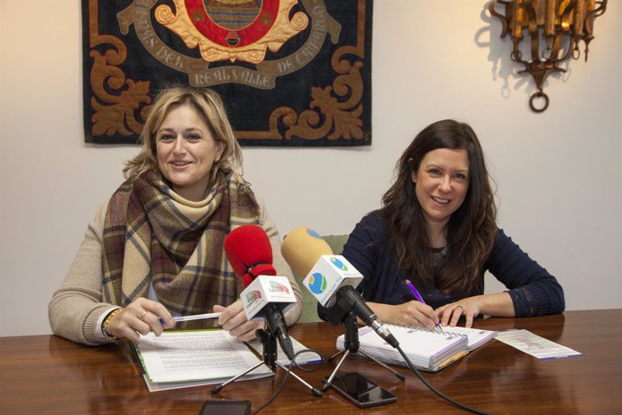 Esther Bolado, alcaldesa de Camargo, y Jennifer Gómez, concejala de Mayores