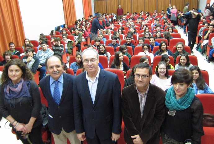 Durán (centro) con el equipo directivo del IES Maimónides, ante los alumnos