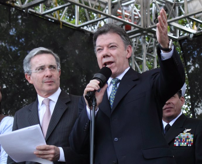 Álvaro Uribe y Juan Manuel Santos, presidente de Colombia