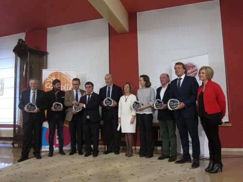 Del Bosque, en el centro, con el reconocimiento y otros 'cómplices'