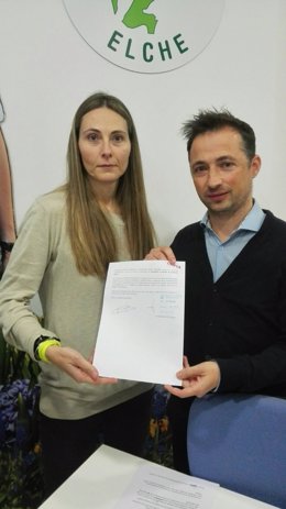 Martínez y Durà con el escrito de dimision