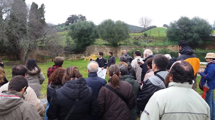Los congresistas en la visita al entorno de Medina Azahara