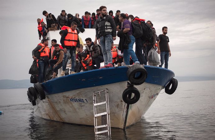 Refugiados llegan a Lesbos a bordo de un pesquero turco