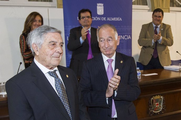 José Fernández Valera ha recibido el Escudo de Honor del IEA.