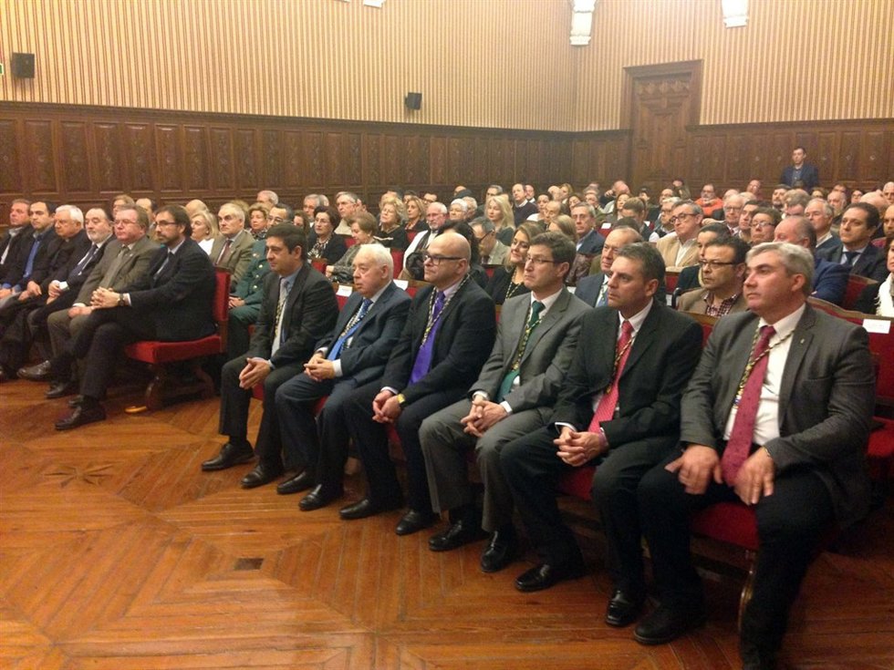 Francisco Reyes y Vicente Oya, en la entrega el título de Cronista Oficial