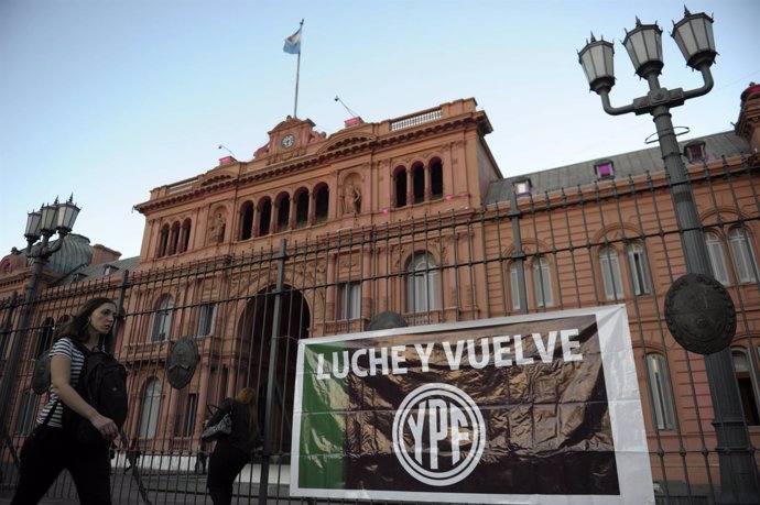Cartel A Favor De La Nacionalización De YPF Frente A La Casa Rosada
