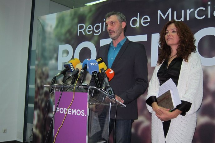 Urralburu en rueda de prensa junto a la diputada María Ángeles García