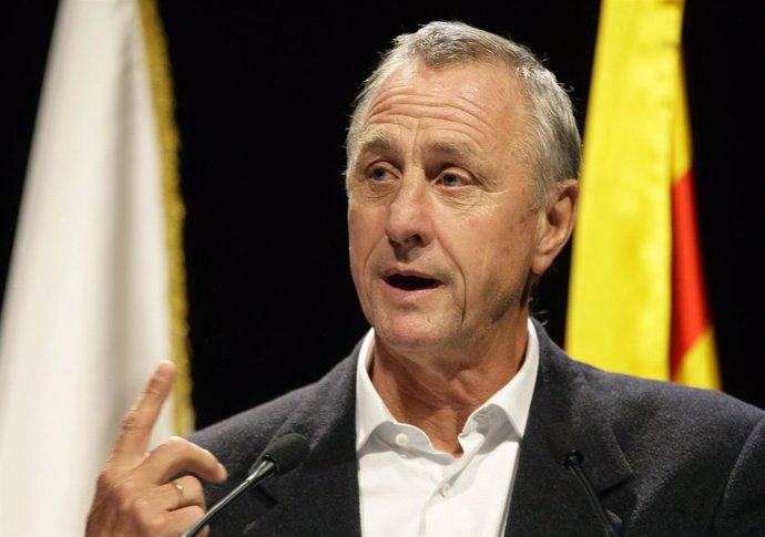 Johan Cruyff habla durante una conferencia