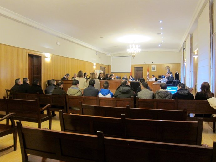 Los acusados, de espaldas, durante el juicio en la Audiencia de Valladolid.