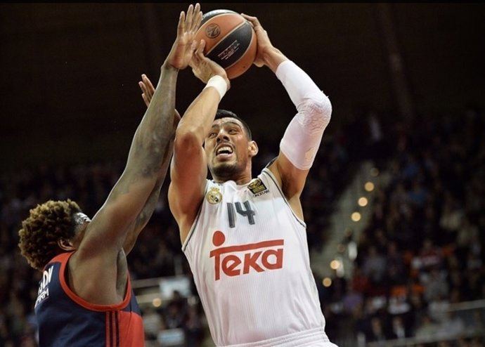 Gustavo Ayón tira a canasta ante la oposición de un rival