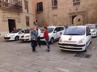 Los vecinos de la Seu denuncian que los taxis estacionan junto a la Catedral