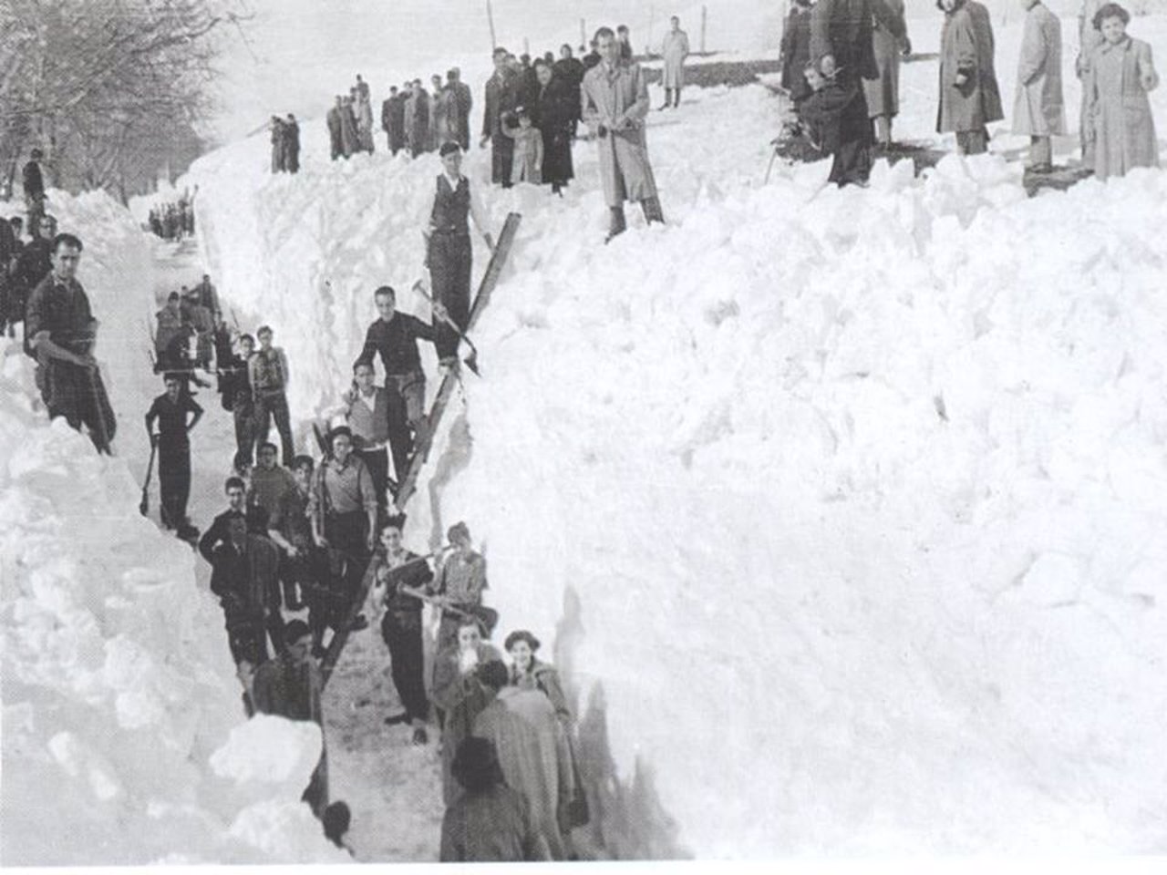 Habitantes de Reinosa (Cantabria) durante la 'nevadona'