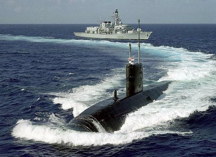 Submarino Y Destructor De La Royal Navy