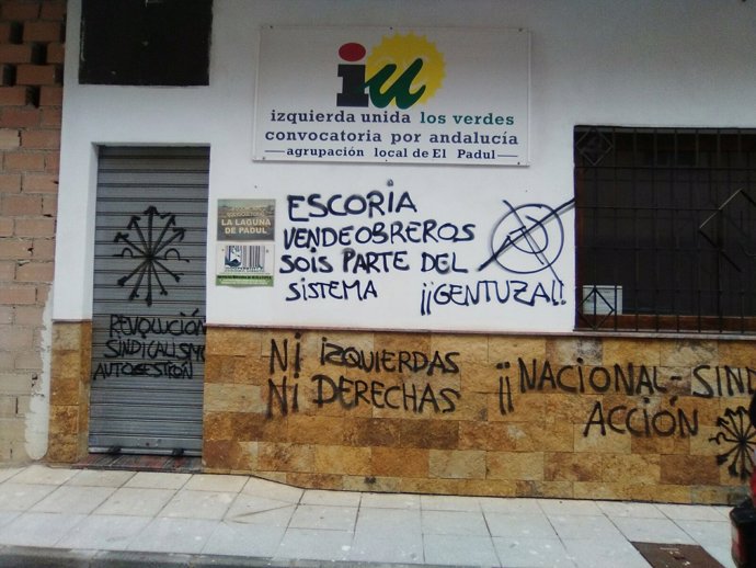 Pintadas en sede de IU en Padul (Granada)