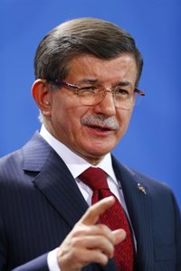Davutoglu confirma el ataque turco con artillería sobre territorio sirio
