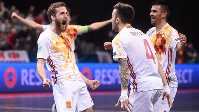 Pola, Rivillos y Álex celebran un gol en la final del Europeo