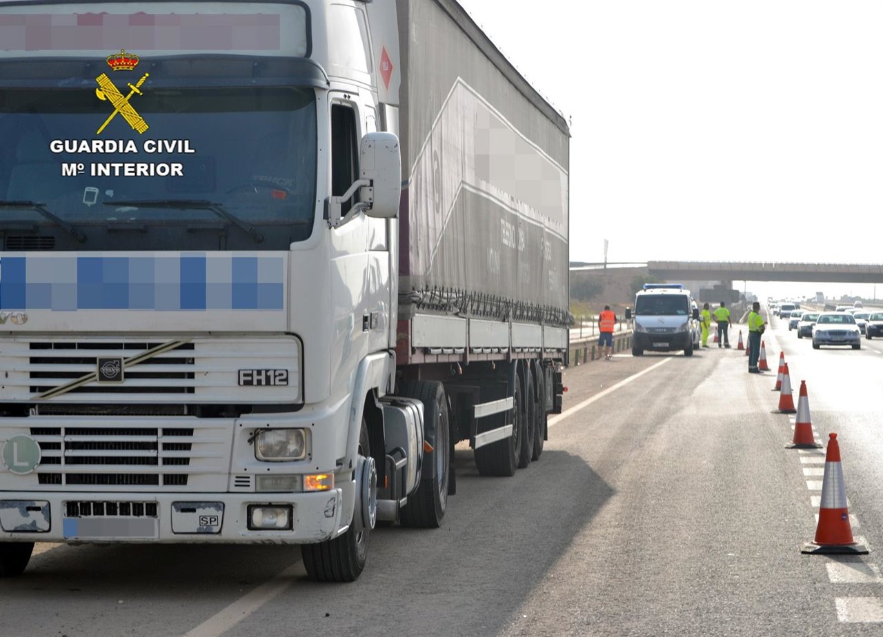 La Guardia Civil detiene al conductor de un camión articulado de gran tonelaje 