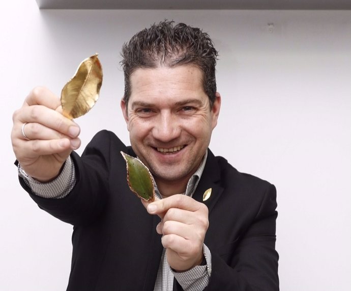 El joyero Guillermo Sánchez crea el primer 'paparajote de oro'