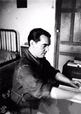 Federico García Lorca en su escritorio