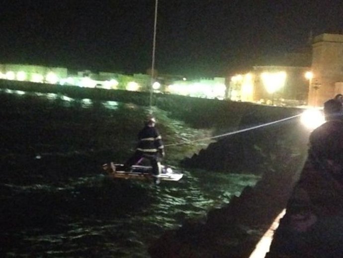 Rescate de un joven herido en Cádiz