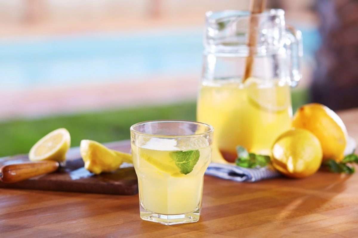 Paisaje Reorganizar Cargado Beneficios de beber agua con limón