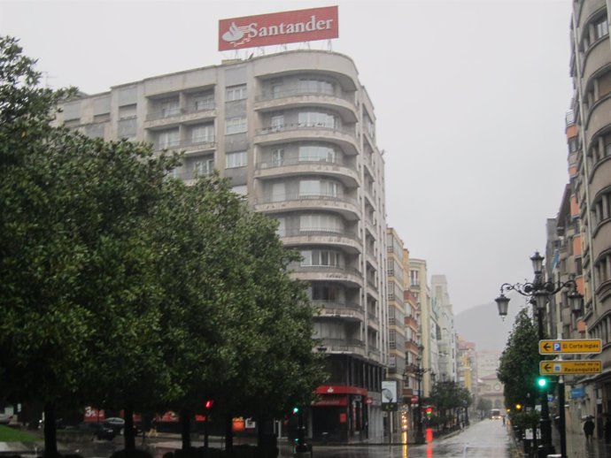 Calle Uría de Oviedo con oficina del Banco Santander