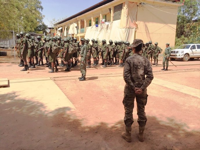 La teniente coronel Rocío Cano, delante de una formación de cadetes malienses