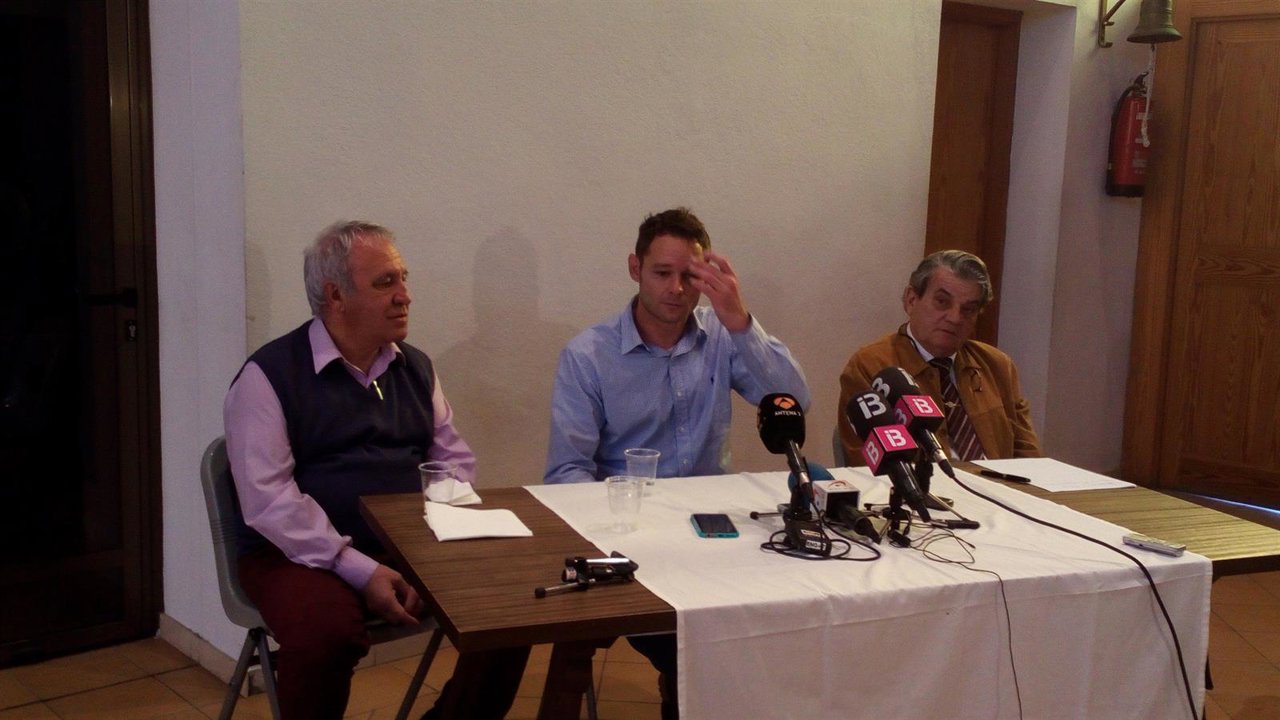 Romano Van der Dussen ofrece una rueda de prensa tras salir de la cárcel
