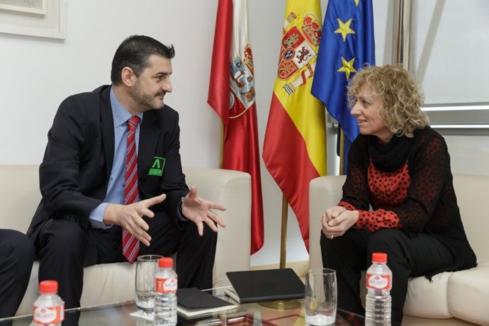 Díaz Tezanos se reúne con directivos de Vodafone en Cantabria