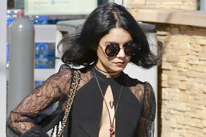 Vanessa Hudgens, guardando el luto y sin dejar de recordar a su padre