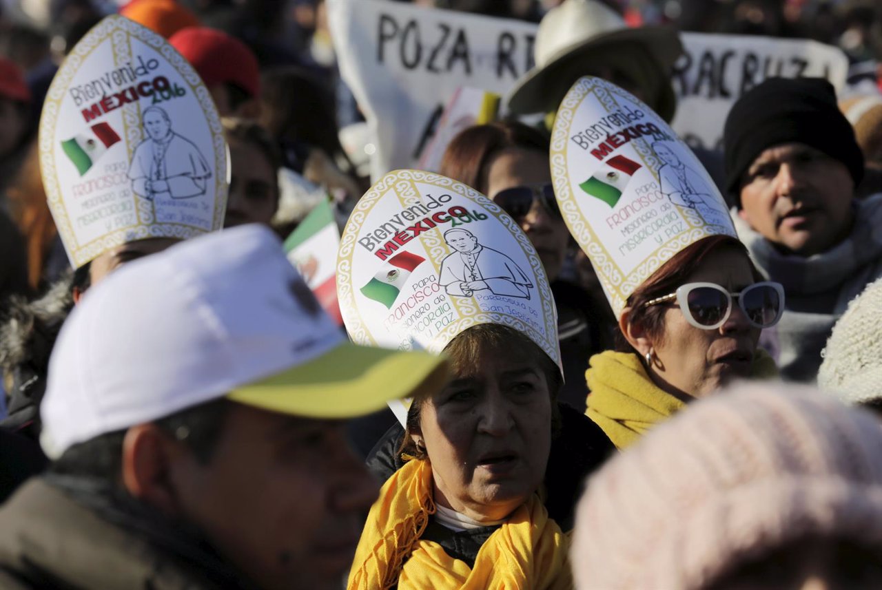 Un grupo espera al Papa en Ecatepec