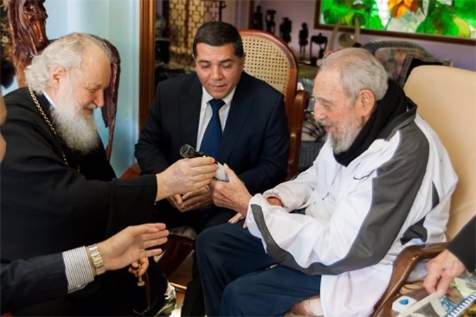El expresidente cubano Fidel Castro y el patriarca ortodoxo, Cirilo