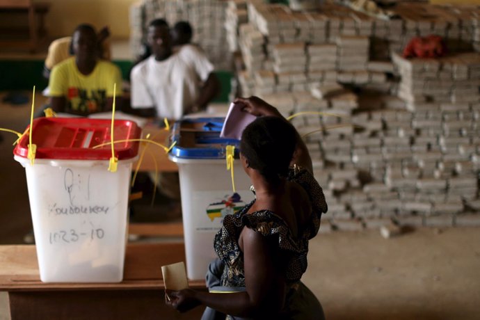 Una mujer vota en las elecciones en República Centroafricana (RCA)