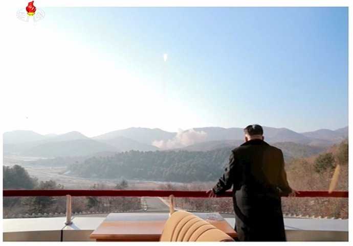 El dirigente de Corea del Nortek, Kim Jong Un, ve el lanzamiento de un misil