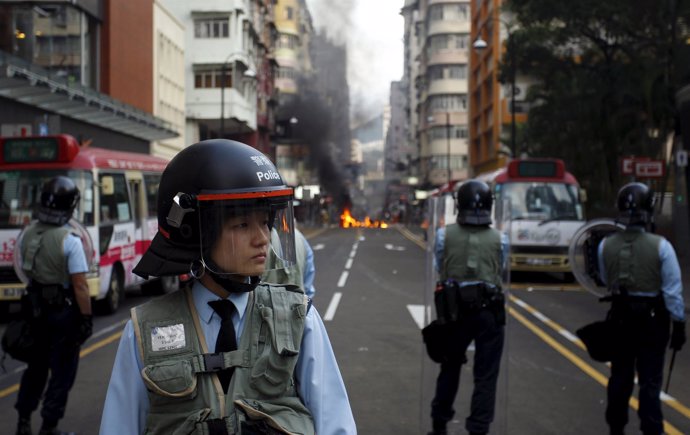 Policía antidistubios de Hong Kong tras los enfrentamientos en Mong Kok