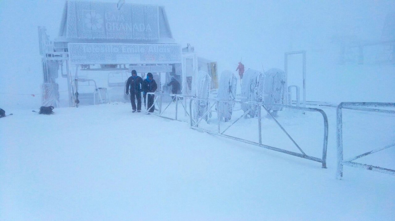 Sierra Nevada, este lunes, tras la primera gran nevada