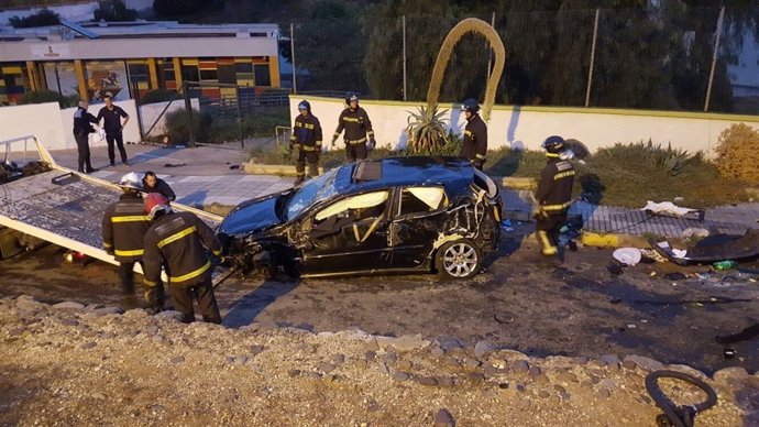Estado del vehículo tras caer al patio del colegio