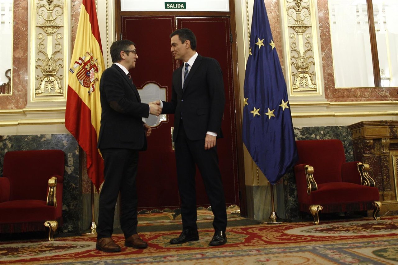 Patxi López y Pedro Sánchez se reúnen en el Congreso