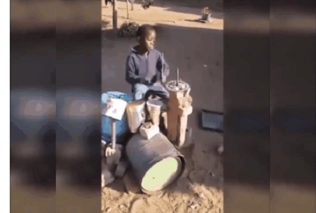 Niño tocando la batería