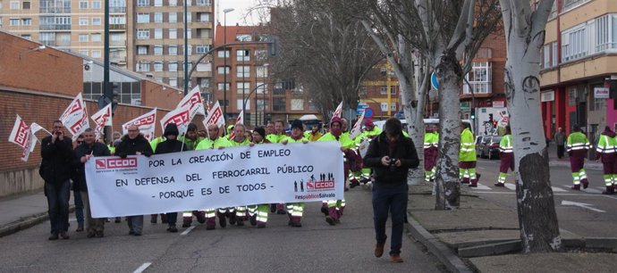 Concentración convocada por CCOO ante los talleres de Renfe 
