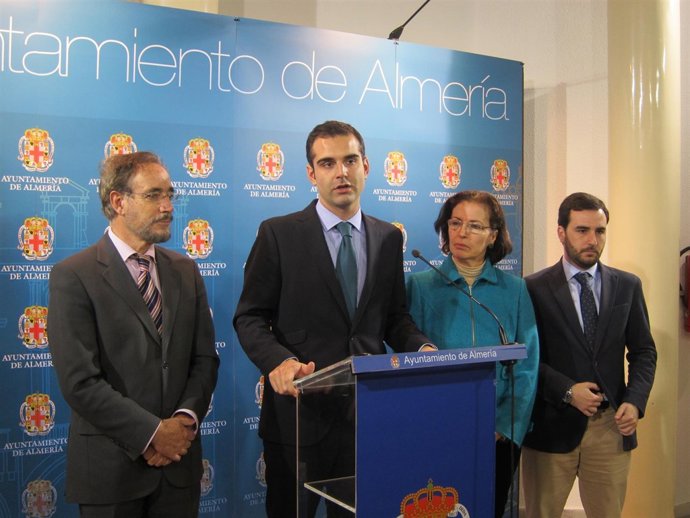 El consejero de Fomento y el alcalde de Almería en rueda de prensa