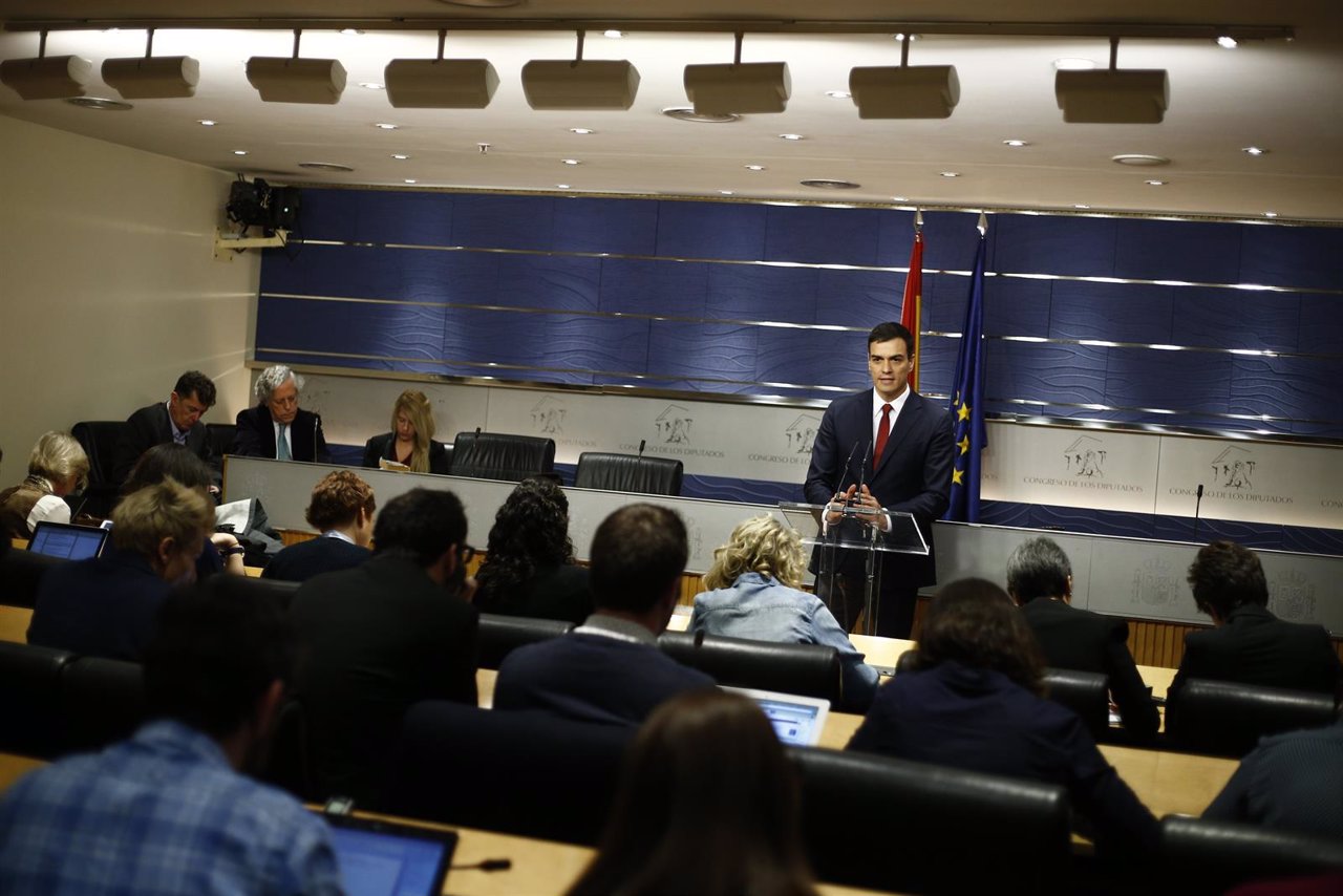 Pedro Sánchez en el Congreso tras reunirse con el Rey