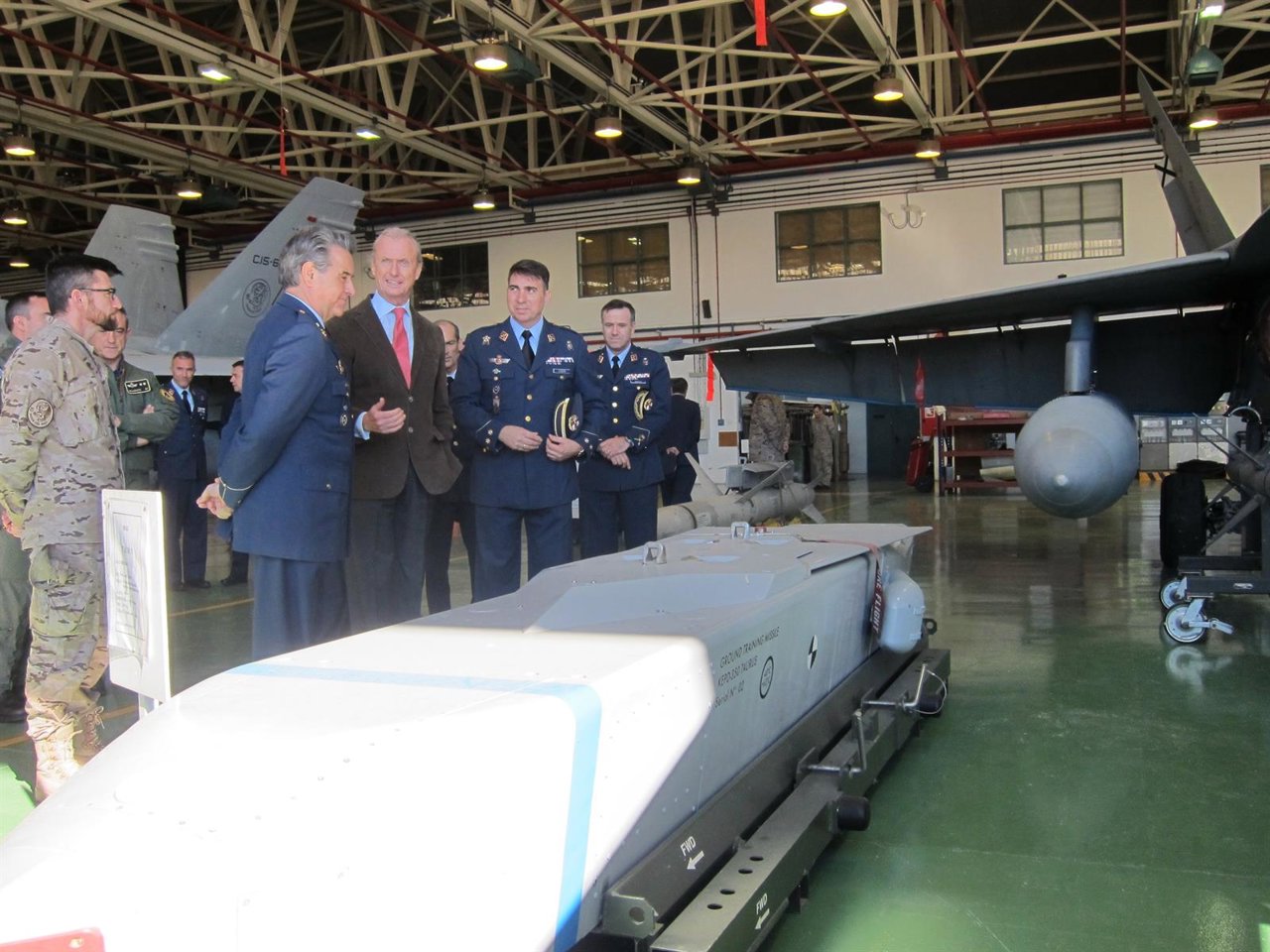 Morenés en su visita al Ala 15 en la Base Aérea de Zaragoza