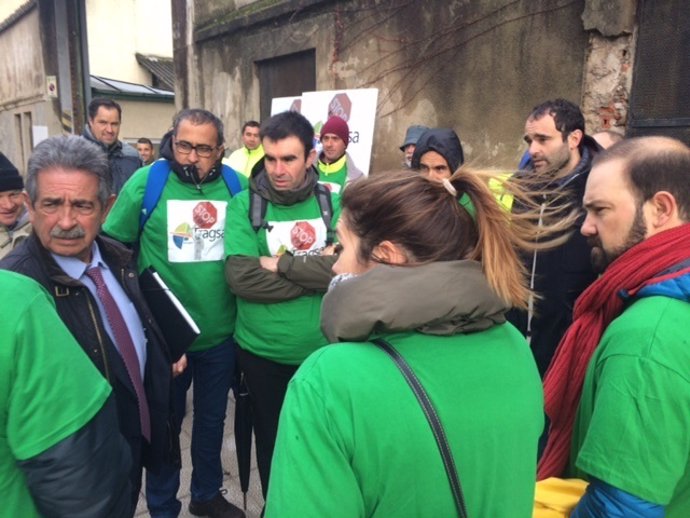 Miguel Ángel Revilla con los trabajadores de Tragsa a la entrada del Parlamento