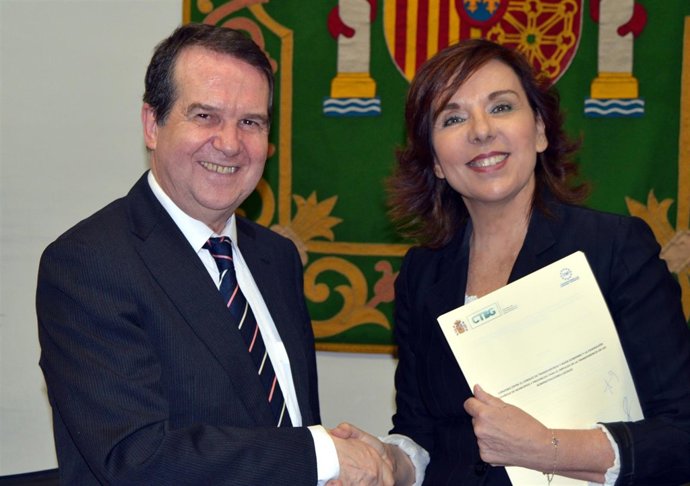 Esther Arizmendi y Abel Caballero en la firma del convenio 