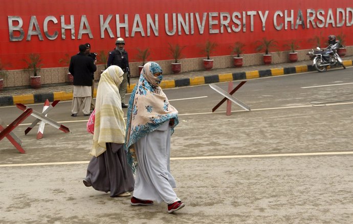 Estudiantes en la Universidad Bacha Khan, en Charsadda, atacada por los talibán