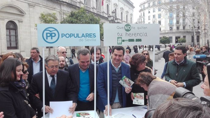 Juanma Moreno participa en la campaña de recogida de firmas