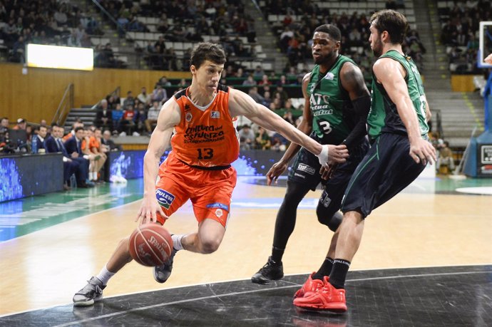 Lucic penetra en el Valencia Basket - Joventut